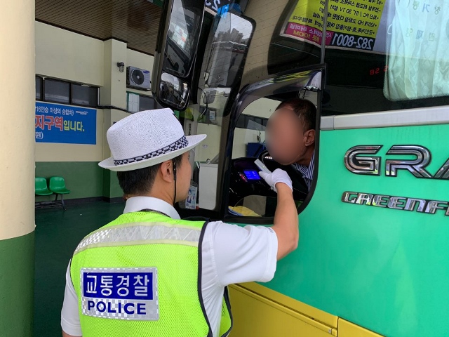 ▲ 포항시오버스 터미널에서 대형버스 기사를 대상으로 숙취운전 점검을 하고 있다.ⓒ포남서
