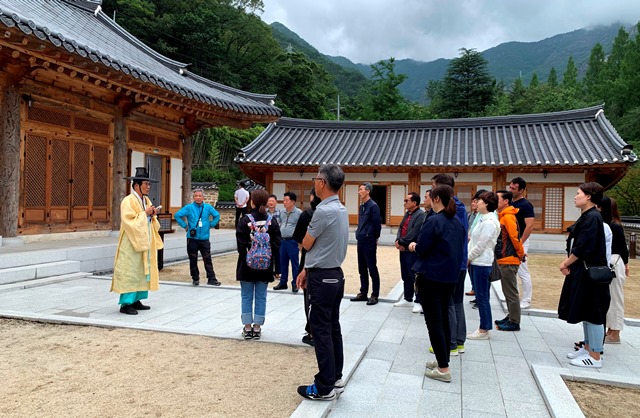 ▲ 공사 임직원들이 구미 야은역사체험관을 둘러보고 있다.ⓒ경북문화관광공사