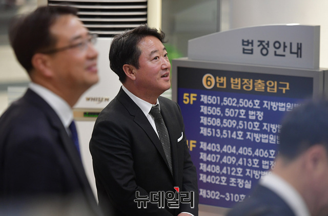 ▲ ⓒ이웅열 코오롱 전 회장이 지난 5월 서울 서초 서울중앙지방법원에서 열린 차명주식 혐의 관련 첫 재판에 출석하고 있다. ⓒ뉴데일리