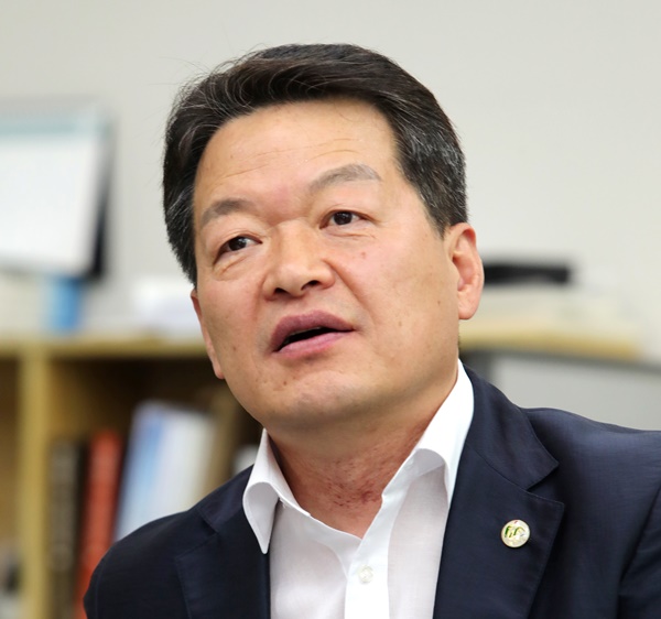 ▲ 신강섭 충북도 보건복지국장이 18일 기자실에서 사회적 약자 폭력 예방대책을 설명하고 있다.ⓒ충북도