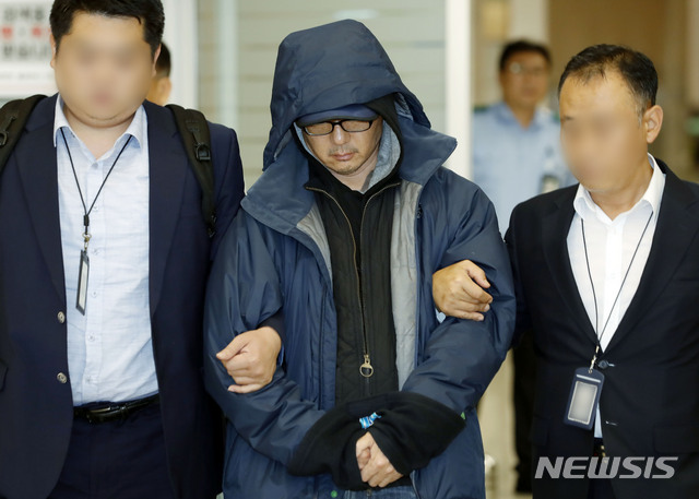 ▲ 고(故) 정태수(84) 전 한보그룹 회장의 넷째 아들, 정한근(54)씨가 지난달 22일 인천공항을 통해 송환되고 있다.ⓒ뉴시스