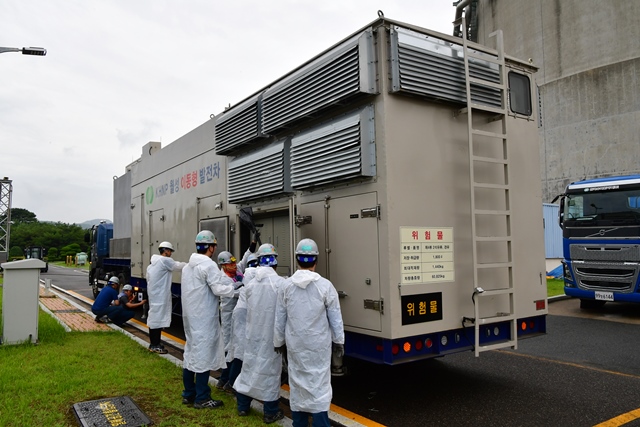 ▲ 월성원전은 18일 이동형펌프차를 통한 비상급수 주입, 이동형발전차를 이용한 비상전원 공급과 방사능 오염 환자 의료구호 활동, 화재진압 등 다양한 사고수습 및 복구 능력을 점검하고 있다.ⓒ월성원전