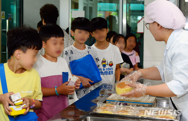 ▲ 지난 3~5일까지 이어진 학비노조 파업에 전국 2800여개교가 급식 차질을 빚어, 학생들은 빵이나 우유 등으로 점심을 해결했었다. ⓒ 뉴시스