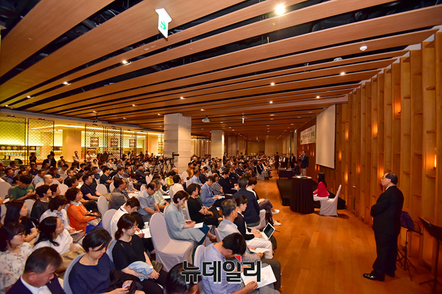 ▲ 17일 '반일종족주의 북콘서트'가 열린 광화문 아펠가모 연회장 전경.ⓒ정상윤 기자