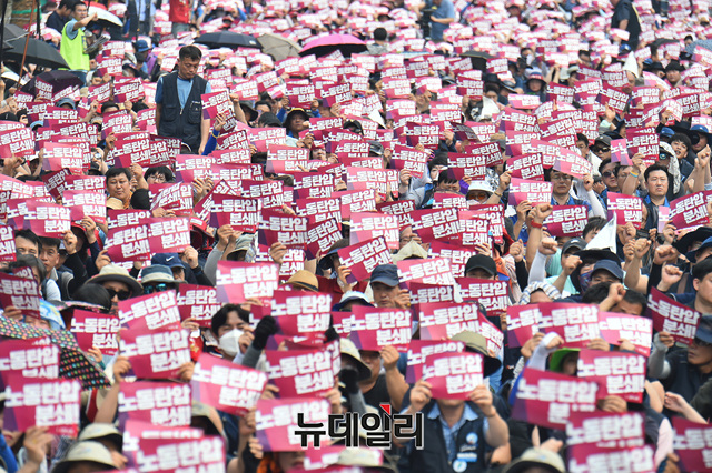 ▲ 전국민주노동조합총연맹(이하 민주노총)이 주최한 ‘민주노총 총파업 대회’가 18일 오후 서울 여의도 국회 앞에서 열렸다.ⓒ이종현 기자