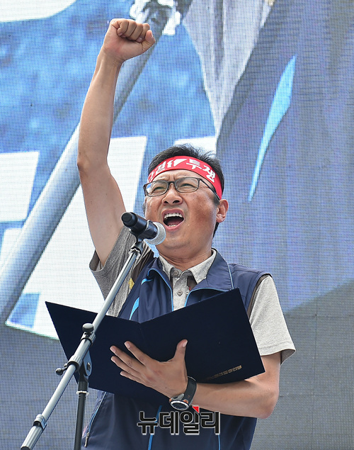 ▲ 김명환 민주노총 위원장이 18일 오후 총파업 대회에서  “문 정부가 자본가 편에 선다면 우리는 정부의 그럴싸한 모양새 갖추기에 들러리 설 생각이 없다”고 말했다.ⓒ이종현 기자