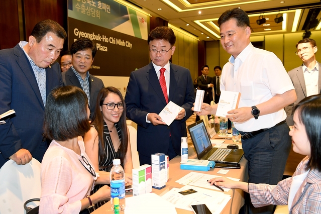 ▲ 이 지사는 지난 6월 베트남과 인도네시아를 방문해 베트남 최대 기업인 빈그룹과 상호협력 기틀을 마련했으며, 현장포럼을 통해 도내 기업과 현지경제인과의 네트워크를 구축하기도 했다. 사진은 경북우수상품 수출상담회 장면.ⓒ경북도