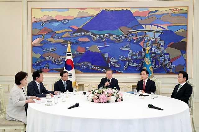 ▲ 문재인 대통령이 18일 오후 청와대에서 열린 '정당대표 초청 대화'에서 여야 5당 대표들과 얘기를 나누고 있다. 왼쪽부터 정의당 심상정 대표, 바른미래당 손학규 대표, 더불어민주당 이해찬 대표, 문 대통령, 자유한국당 황교안 대표, 민주평화당 정동영 대표. ⓒ청와대