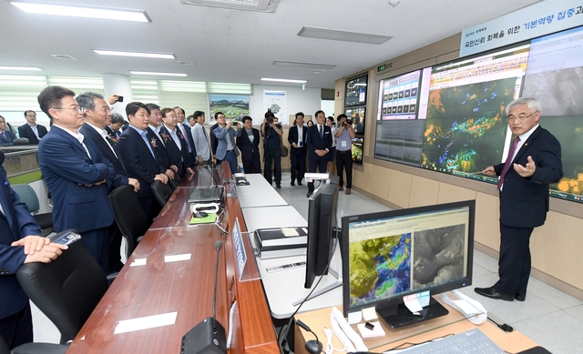 ▲ 이철우 지사 등이 청사 내부를 둘러보고 있다.ⓒ경북도