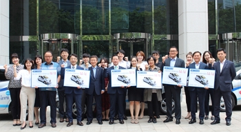 ▲ 앞열 좌측부터 울산동구종합사회복지관 이유진 사회복지사, 이정석 관장, 버드내노인복지관 이동훈 관장, IBK연금보험 홍순계 상근감사위원, 장주성 대표이사, 평택합정재가요양복지센터 장희영 센터장, 한아름재가노인지원센터 최순임 센터장, 갈월종합사회복지관 이정훈 관장, 광주공원노인복지센터 김광엽 센터장, IBK연금보험 송호준 경영지원본부장.ⓒIBK연금보험