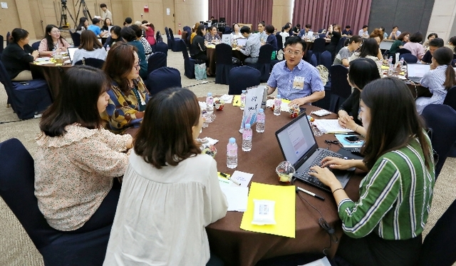 ▲ 세종시교육청이 세종시 청소년, 학부모, 교직원, 주민 279명이 참가한 「2020년 주요업무계획 수립을 위한 타운홀미팅」에서 제안된 389건에 대해 적극 검토하여 정책에 반영한다. 사진은 지난 9, 10일 이틀간 정부세종컨벤션센터에서 진행한 타운홀미팅에서 학생, 학부모, 시민, 교직원들이 모여 토론하고 있는 장면.ⓒ세종시교육청