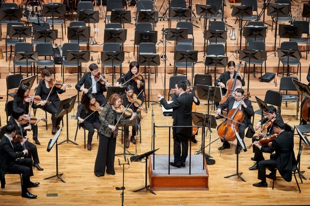 ▲ 지난 4월 교향악 축제에서 호흡을 맞춘 지휘자 최수열과 바이올리니스트 조진주, 부산시향 공연 모습.ⓒ롯데문화재단