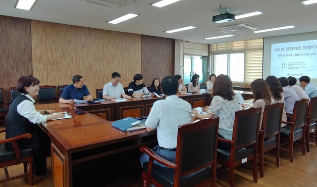 ▲ 장연옥 단양교육장(왼쪽)이 19일 대회의실에서 간부공무원을 대상으로 ‘리더의 경쟁력은 청렴’이란 주제로 청렴 리더십 교육을 주제하고 있다.ⓒ단양교육지원청