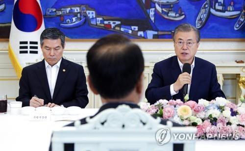 ▲ 문재인 대통령이 19일 낮 청와대에서 열린 '예비역 군 주요인사 초청 오찬 간담회'에서 인사말을 하고 있다. 왼쪽은 정경두 국방부 장관. ⓒ연합뉴스