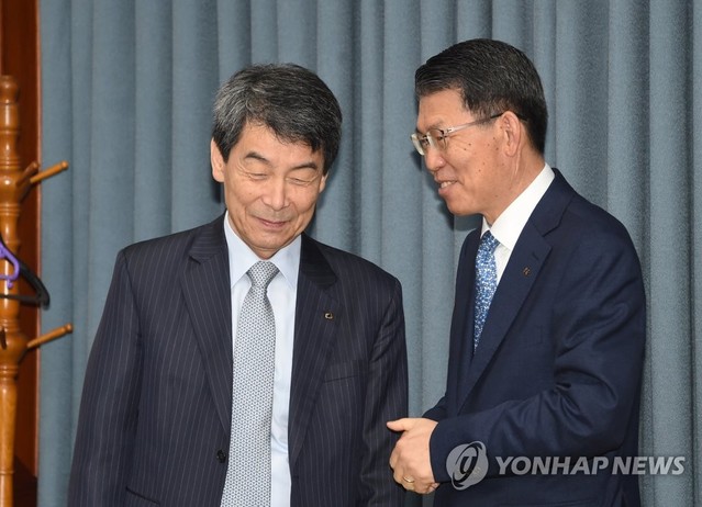 ▲ 차기 금융위원장의 가장 유력 후보군에 이동걸 산업은행 회장과 은성수 수출입은행장의 이름이 오르내리고 있다. 사진은 올해 4월 23일 아시아나 항공의 주채권은행인 산업은행의 이동걸 회장(왼쪽)과 은성수 수출입은행장이 정부서울청사에서 열린 제20차 산업경쟁력 강화 관계장관회의에 참석해 회의 시작 전에 대화하는 모습.ⓒ연합뉴스