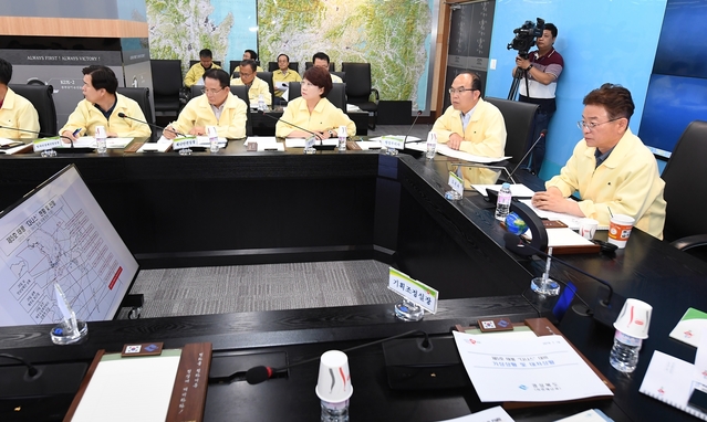 ▲ 이철우 경북도지사는 북상하는 제5호 태풍 ‘다나스’가 우리지역에 많은 영향을 줄 것으로 전망됨에 따라 19일 오전 재난안전대책본부에서 실국장, 시군 부단체장 및 대구기상청과 긴급 점검회의를 갖고 대응태세를 점검했다.ⓒ경북도