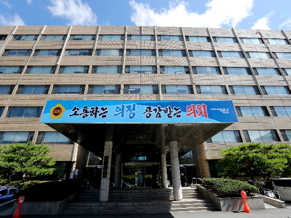 ▲ 충북도의회 현관.ⓒ충북도의회