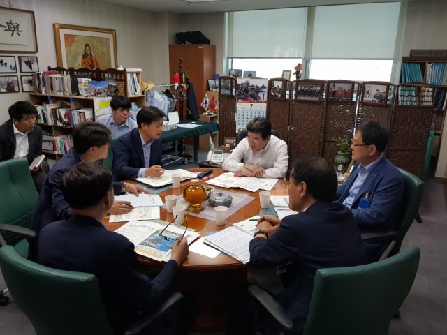 ▲ 이희진 영덕군수가 강석호 국회의원을 방문해 지역 현안에 대해 설명을 하고 있다.ⓒ영덕군