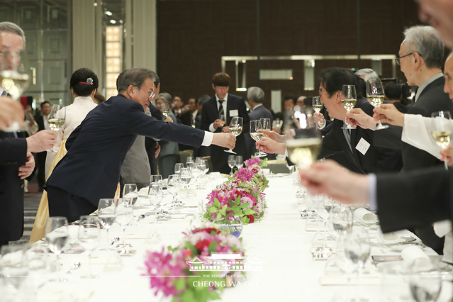 ▲ 문재인 대통령이 지난달 27일 일본 오사카에서 열린 재일동포 만찬간담회에서 참석자들과 건배하고 있다. 이 자리에는 이철 재일한국양심수동우회 회장과 서승 우석대 석좌교수 등 과거 간첩사건에 연루됐던 인원들이 초대됐다. ⓒ청와대