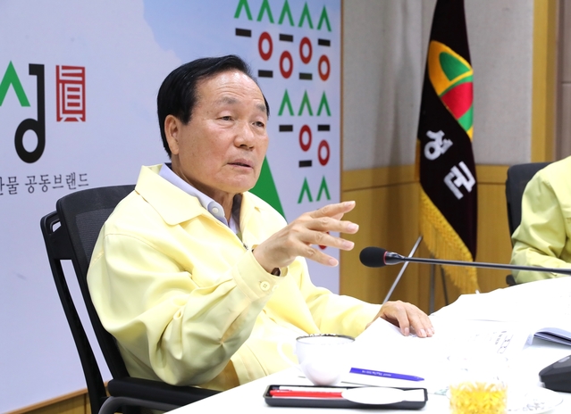 ▲ 의성군은 제5호 태풍 ‘다나스’ 북상에 따라 19일 오후 1시 30분 영상회의실에서 김주수 의성군수 주재로 긴급 회의를 개최했다.ⓒ의성군