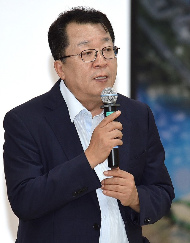 ▲ 19일 이상천 시장이 시청 대회의실에서 열린 도시재생뉴딜사업 '제천역세권 도시재생활성화계획' 주민공청회에서 인사말을 하고 있다.ⓒ제천시