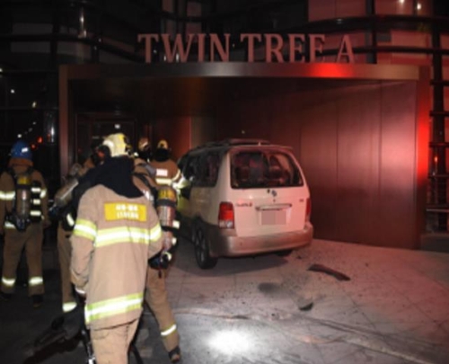 ▲ 19일 오전 3시 24분께 서울 종로구 일본대사관 입주건물 앞에 세워진 차에서 불이났다. 소방당국이 진압작전을 벌이고 있다. ⓒ서울 종로소방서