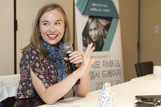 ▲ 소프라노 엘사 드레이지가 17일 오전 서울 중구 달개비에서 진행된 기자간담회에서 질문에 답하고 있다.ⓒ경기도문화의전당