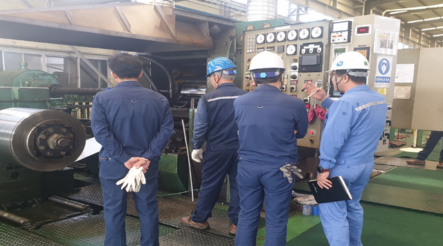 ▲ 지난 6월 포항 설비기술부 직원들이 대구 한국클래드텍에서 압연기 헌팅과 가열로 효율을 진단해 주고 있는 모습.ⓒ포스코