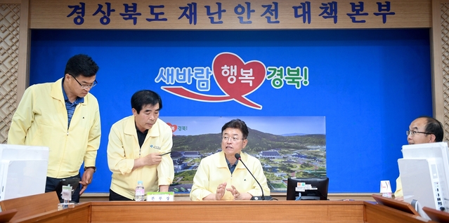 ▲ 이철우 경북도지사는 20일 오전 태풍 ‘다나스’ 피해상황을 보고 받은 후 직접 도 재난안전대책본부 상황실 운영상황을 점검했다.ⓒ경북도