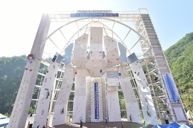 ▲ 청송군(군수 윤경희)이 전국 규모 체육대회 유치로 지역경제 활성화에 적극 나서고 있다. 사진은 청송 썸머 전국드라이툴링 대회 장면.ⓒ청송군