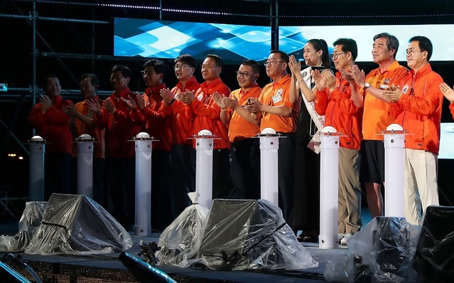 ▲ 대한민국 대표 글로벌 축제인 제22회 보령머드축제가 지난 20일 대천해수욕장 특설무대에서 개막식을 갖고 오는 28일까지 행사가 열린다. 개막식에서 양승조 충남도지사와 김동일 보령시장 등이 개막식 퍼포먼스를 하고 있다.ⓒ충남도