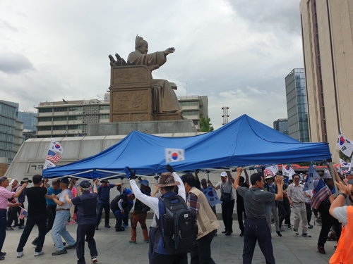 ▲ 20일 광화문 광장에 천막을 설치하고 있는 우리공화당 당원들 ⓒ연합뉴스