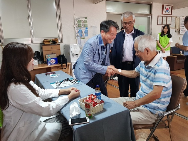 ▲ 조소행 농협충남본부장이 지난 20일 진료를 받고 있는 공주시 신풍농협 관내 농업인과 인사를 나누고 있다.ⓒ농협충남본부