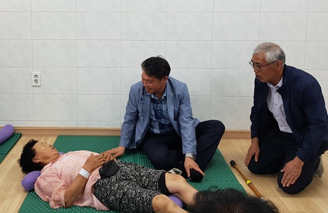 ▲ 공주 신풍농협 관내 한 여성 농업인이 침술 서비스를 받고 있다. 조소행 본부장이 여성 농업인과 대화를 하고 있다.ⓒ농협충남본부