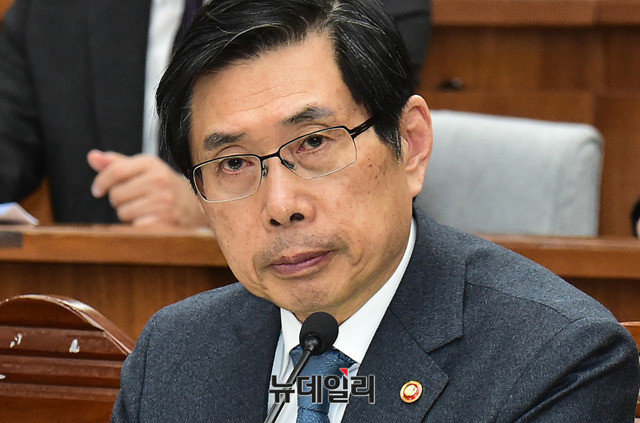 ▲ 박상기(사진) 법무부 장관은 지난 19일 검찰에 가상통화 관련 사기·다단계·유사수신·범죄수익은닉 등 범죄 철저 수사를 지시했다.ⓒ뉴데일리 DB