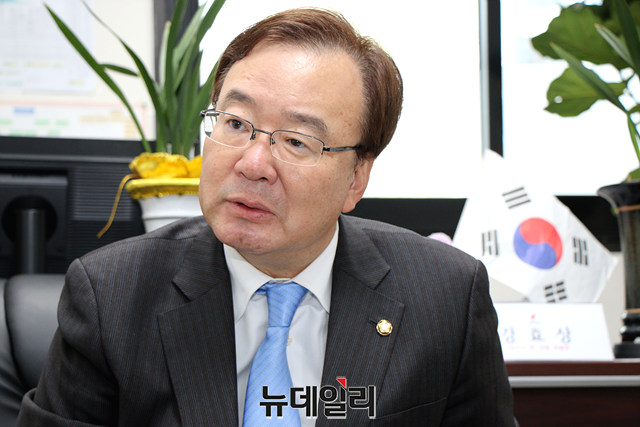 ▲ 강효상 의원이 환경부 장관에게 팔공산 국립공원 지정을 촉구,적극 노력하겠다는 서면 답변을 받았다.ⓒ뉴데일리