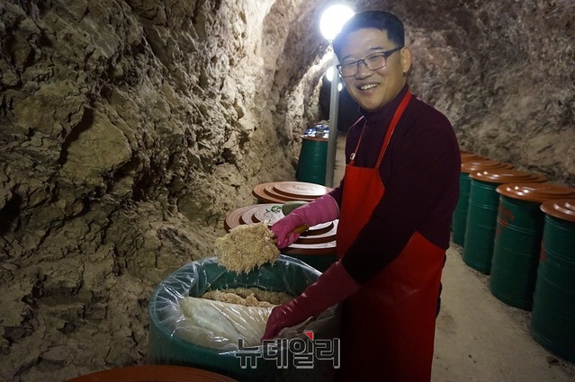 ▲ 김종복 영동군 소상공인 연합회장이 일제 강점기 때 무기고로 사용됐던 영동읍 매천리 토굴에서 숙성되고 있는 새우젓을 보여주고 있다.ⓒ김정원 기자