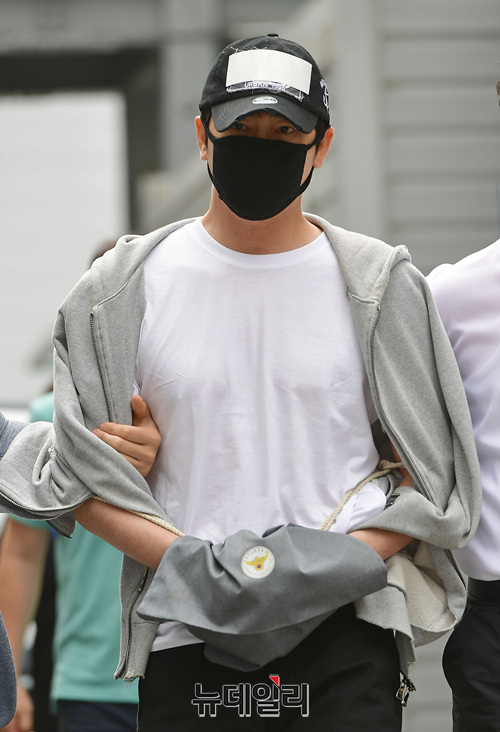 ▲ 성폭행 및 성추행 혐의로 긴급체포된 배우 강지환(43·본명 조태규)이 12일 오전 경기도 성남시 수원지방법원 성남지원에서 열린 영장실질심사를 마치고 법정을 나서고 있다. ⓒ경기 성남=정상윤 기자