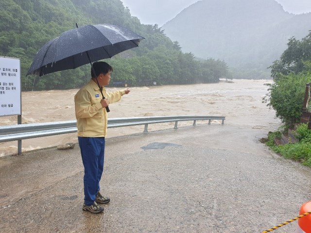 ▲ 이희진 영덕군수가 태풍 다나스 피해최소화를 위한 현장점검을 하고 있다.ⓒ영덕군