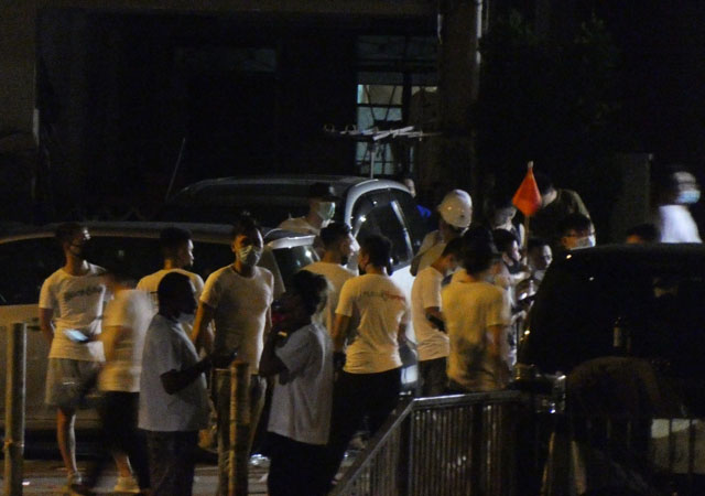 ▲ 본거지에서 대기 중인 옌롱 지역 폭력배들. 오성홍기가 보인다. ⓒ허동혁