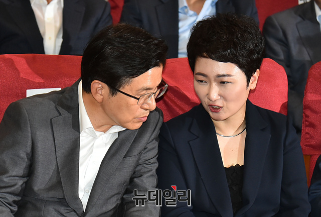 ▲ 22일 이언주 의원 저서  출판기념회에서 얘기 나누고 있는 황교안 자유한국당 대표와 이언주 의원. ⓒ이종현 기자