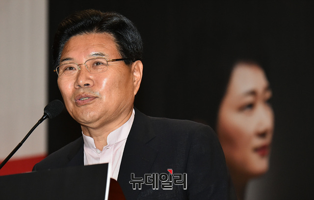 ▲ 22일 이언주 의원 출판기념회에서 축사 중인 홍문종 우리공화당 공동대표. ⓒ이종현 기자