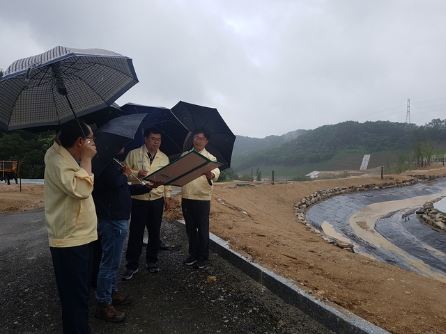 ▲ 강성익 부군수(오른쪽 두번째)가 지난 20일 산사태 위험지, 캠핑장, 대형공사장 및 저지대 침수우려 지역 등을 찾아 현장 점검을 실시했다.ⓒ칠곡군