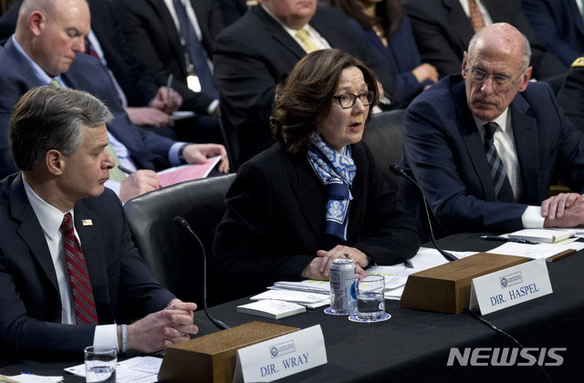 ▲ 지난 1월 미국 의회에 출석한 정보기관장들. 왼쪽부터 크리스토퍼 레이 연방수사국(FBI) 국장, 지나 해스펠 중앙정보국(CIA) 국장, 댄 코츠 국가정보국장(DNI). ⓒ뉴시스 AP. 무단전재 및 재배포 금지.