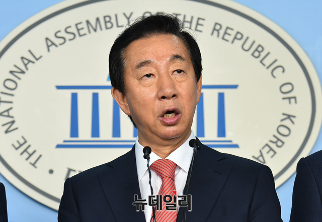▲ 김성태 자유한국당 의원이 22일 서울 여의도 국회에서 기자회견을 열고 'KT 부정채용 의혹' 검찰의 수사결과에 대한 입장을 밝히고 있다. ⓒ이종현 기자