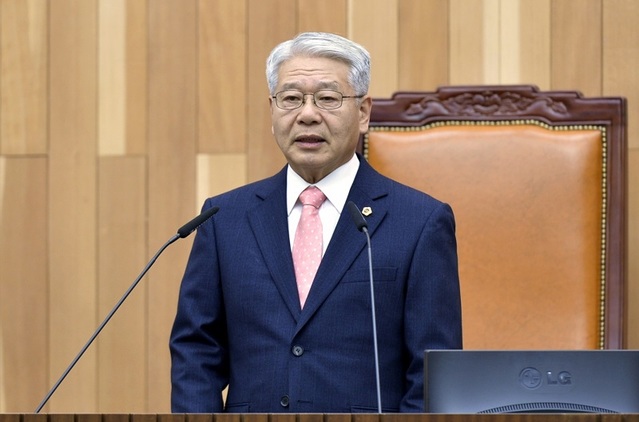 ▲ 세종시의회 서금택 의장이 일본의 반도체 소재 품목에 대한 경제보복과 관련, 22일 “일본 정부의 책임있는 행동을 위해 한마음 한뜻으로 성명을 발표하게 됐다”고 밝히고 있다.ⓒ세종시의회