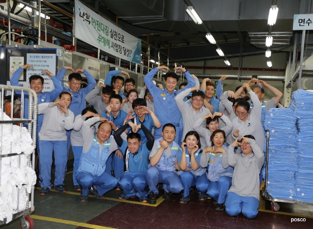 ▲ 포스코휴먼스를 방문한 오형수 포항제철소장과 포스코휴먼스 임직원들이 기념촬영을 하고 있다.ⓒ포스코