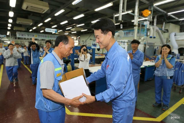 ▲ 오형수 포항제철소장(오른쪽)이 포스코휴먼스 직원들을 격려하기 위해 음식을 전달하고 있다.ⓒ포스코