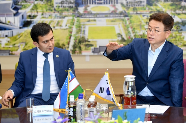 ▲ 우즈베키스탄 수르한다리아주 오리포프 안바르(Oripov Anvar) 부지사(왼쪽)가 22일 경북도청을 방문해 이철우 도지사와 두 지역 간 교류협력과 상생발전에 대해 논의했다.ⓒ경북도