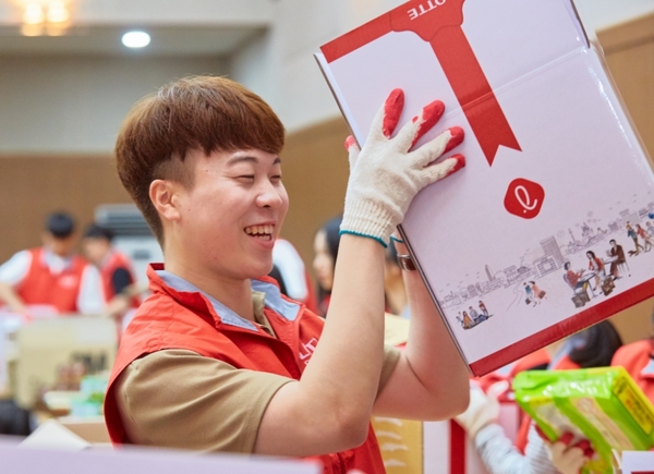 ▲ 롯데 임직원이 지난달 20일 서울 방화 국제청소년센터에서 열린 ‘플레저박스 캠페인’에 참여해 봉사활동을 하고 있다. ⓒ롯데